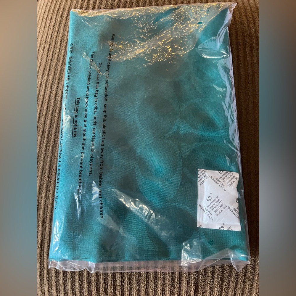 Coach Signature Wrap nwt in packaging - Picture 2 of 4